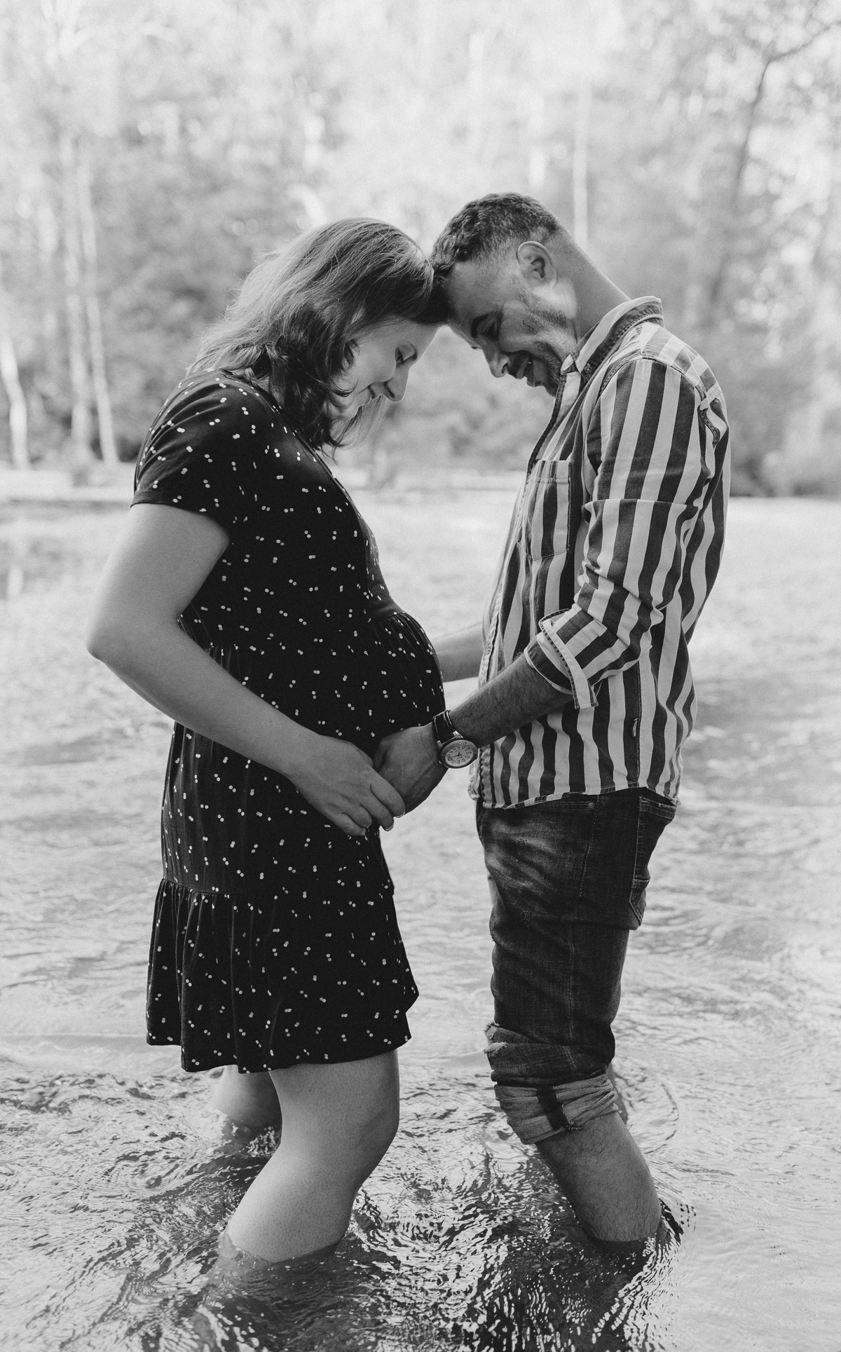 Babybauchshooting Paar schaut auf Bauch